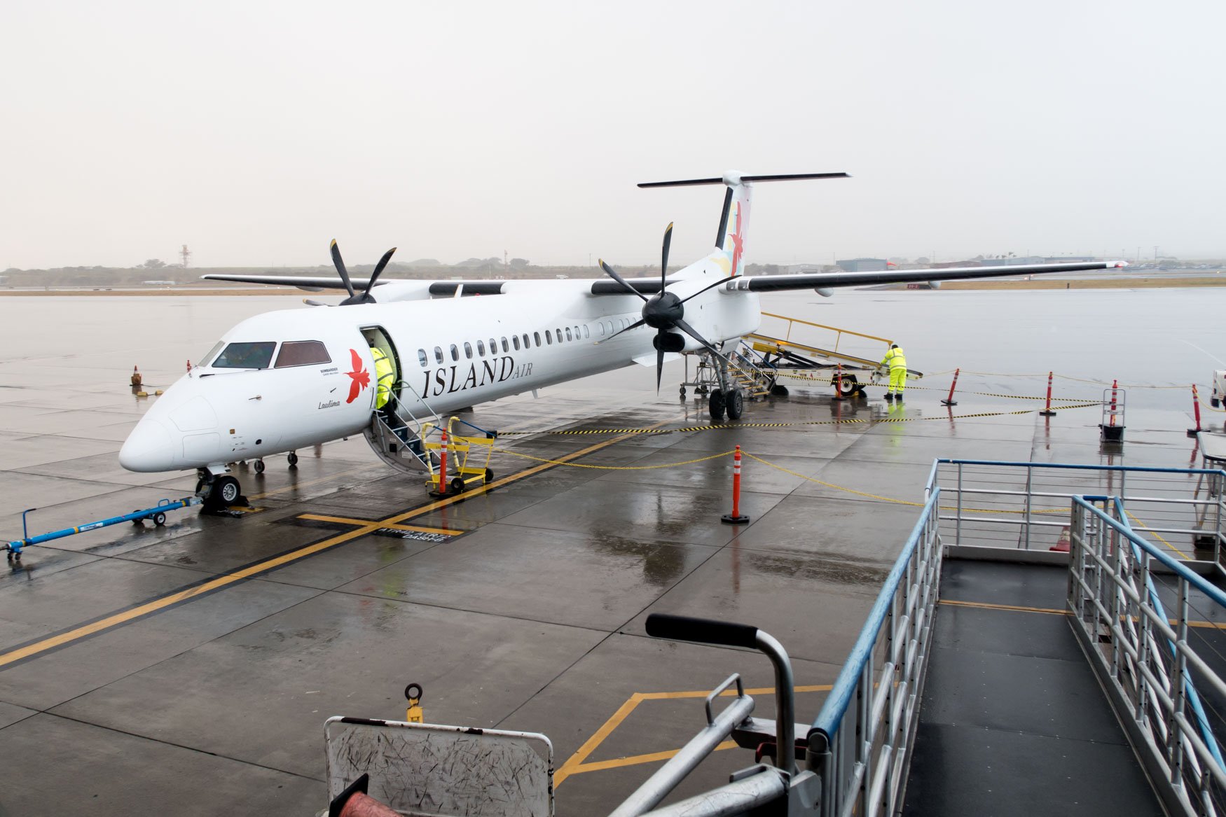 Island Air Dash 8 Q400 at Kahului Airport