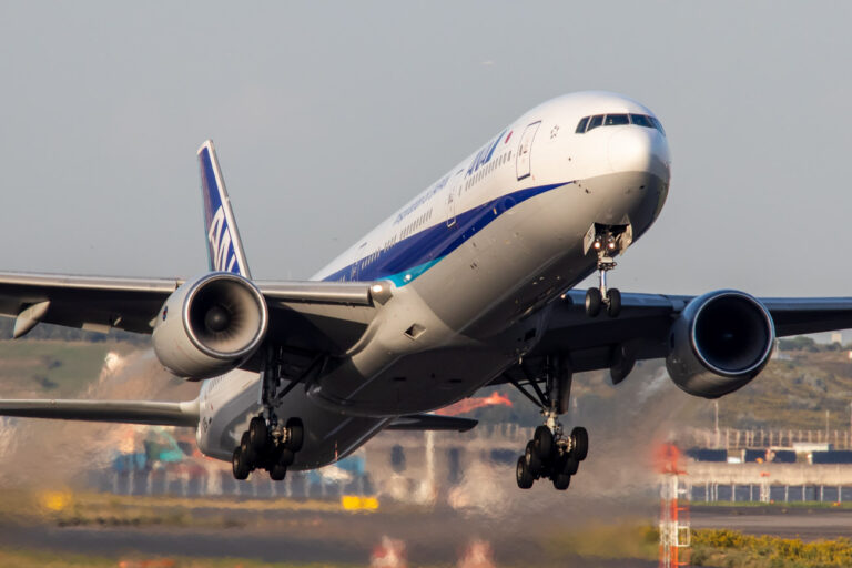 How Many Wheels Does an Airplane Have? (737, 747, A380 & Other Types ...