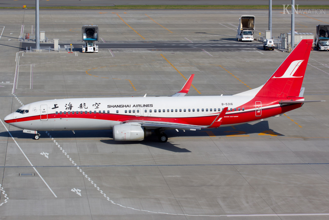 Shanghai Airlines Boeing 737